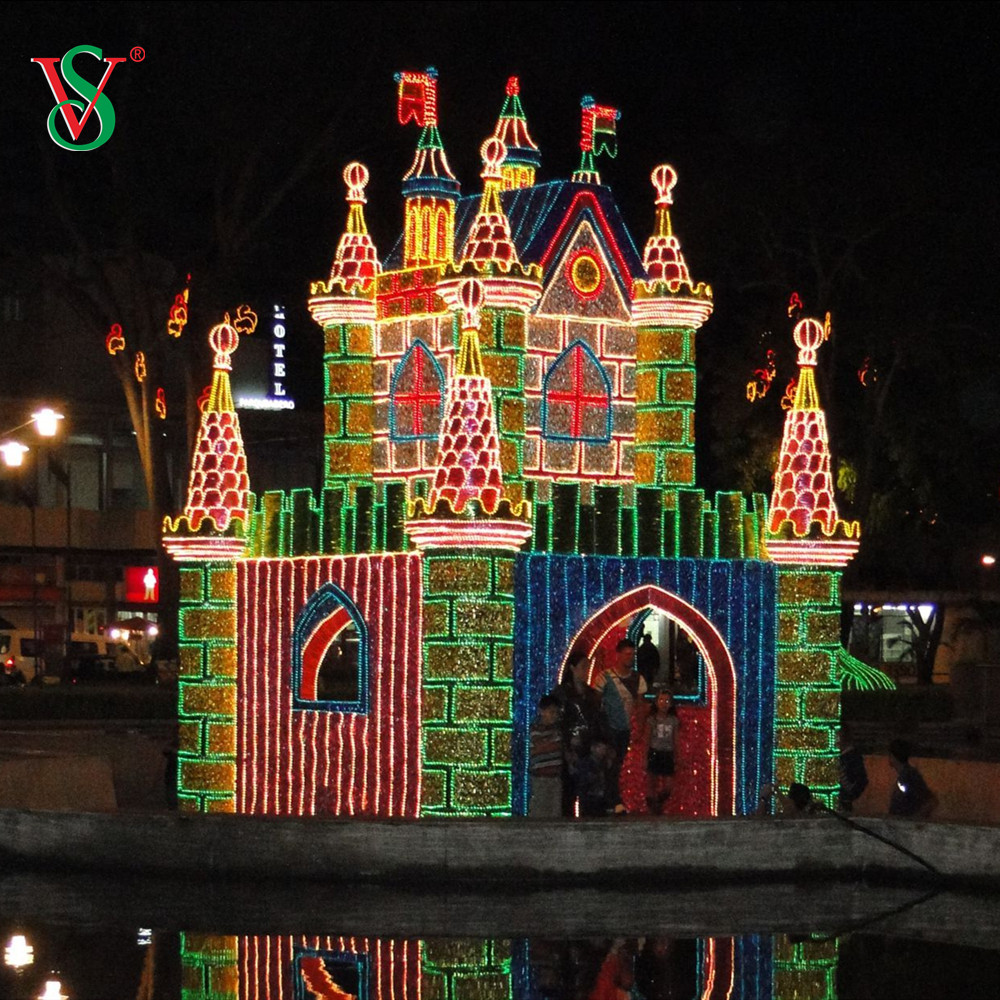 屋外のハロウィーンの日のモチーフ ライトの装飾の大きい城の塔の彫刻のモチーフ ライト