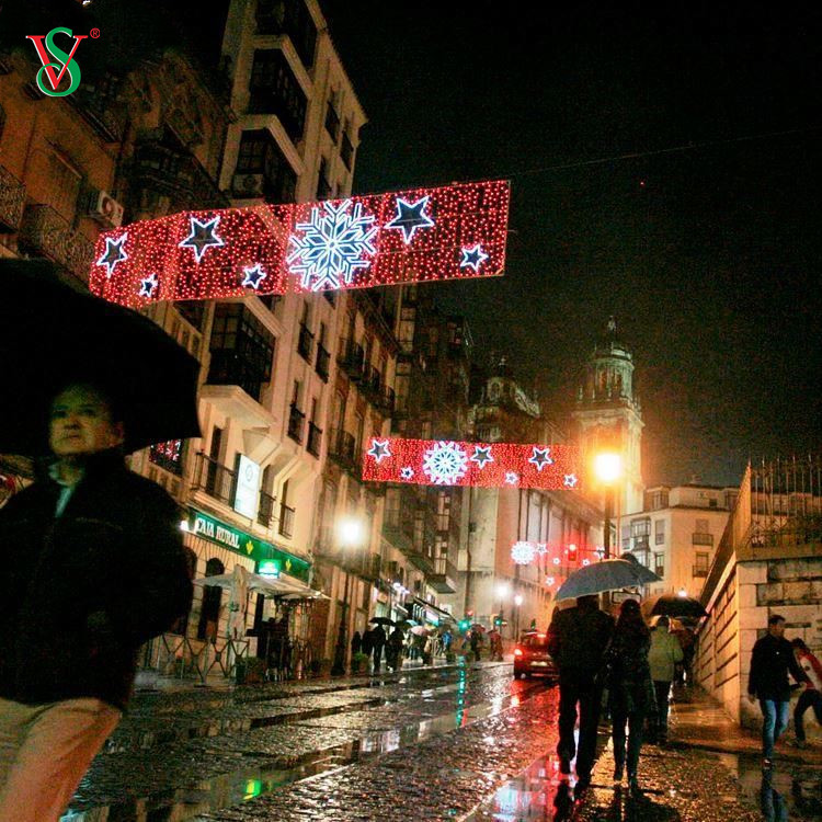 通りの装飾ライトを渡る卸し売り専門の注文のクリスマス ライトの屋外 2D