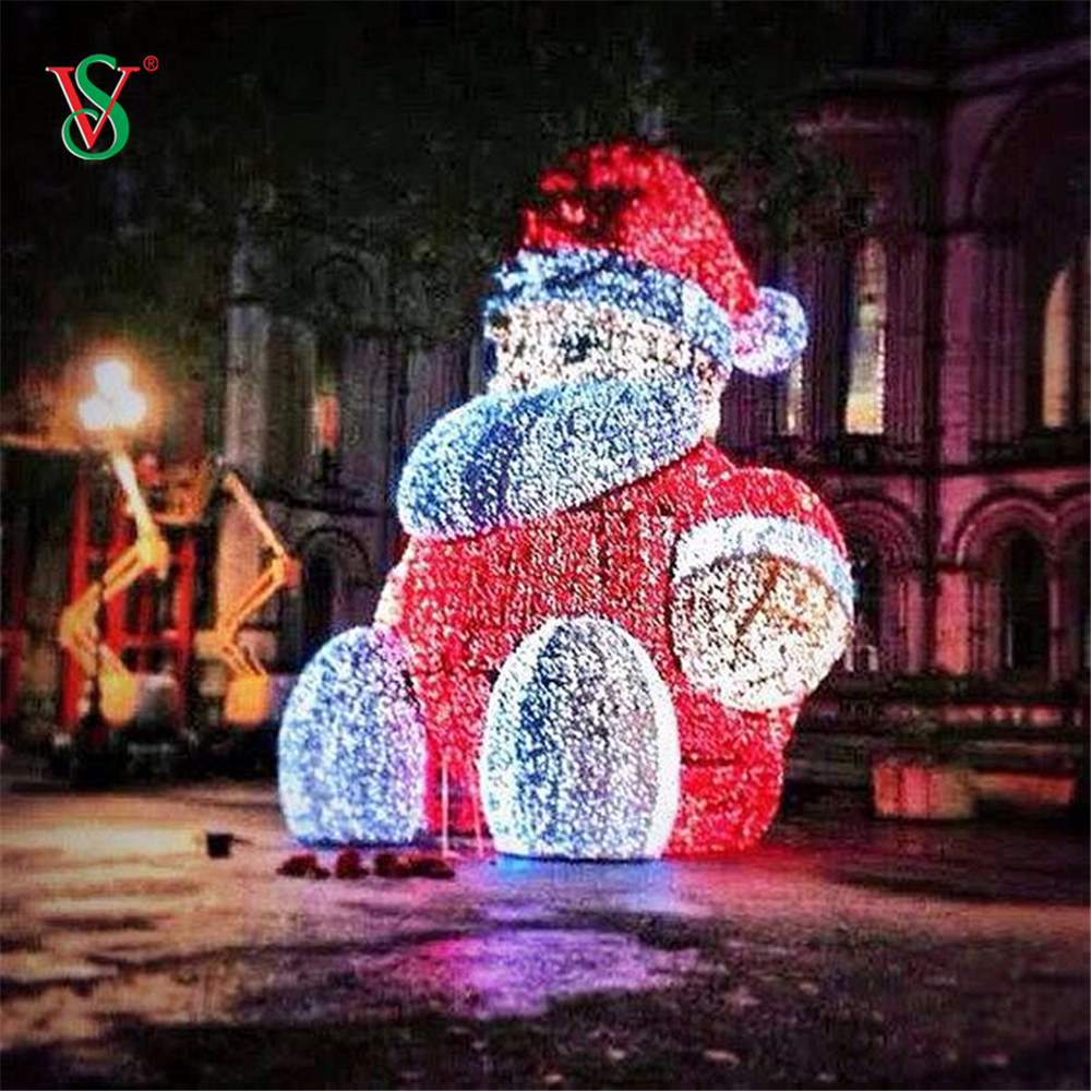 クリスマスホリデーのためのサンタクロースモチーフライトの座っている屋外3Dスキー