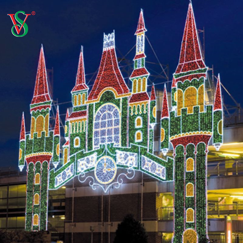 屋外のハロウィーンの日のモチーフ ライトの装飾の大きい城の塔の彫刻のモチーフ ライト