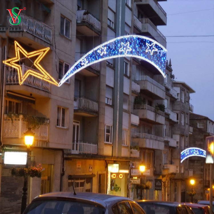 通りの装飾ライトを渡る卸し売り専門の注文のクリスマス ライトの屋外 2D