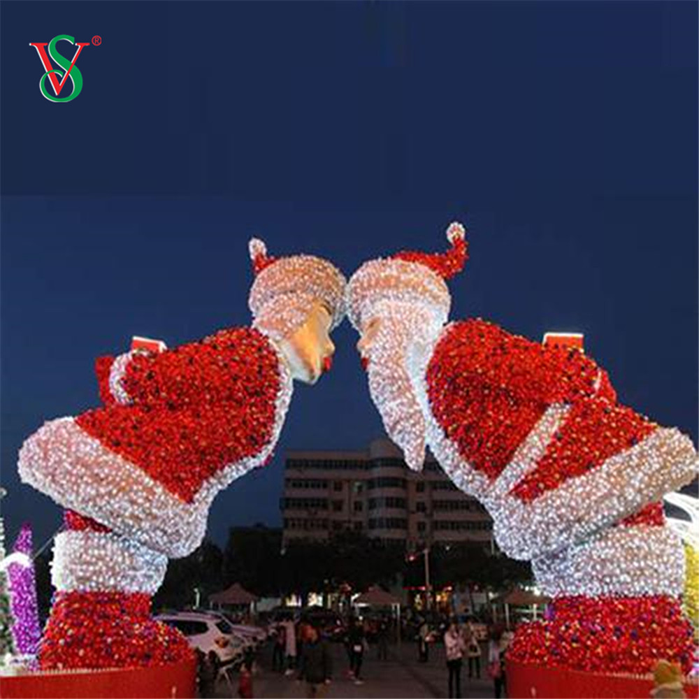 クリスマスホリデーのためのサンタクロースモチーフライトの座っている屋外3Dスキー